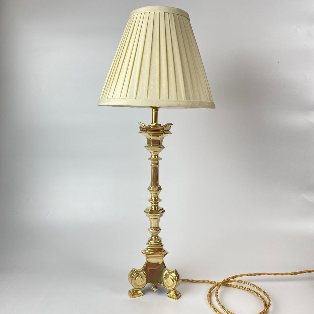 What is Lamp Table in French: Ultimate Guide to Translation & Usage